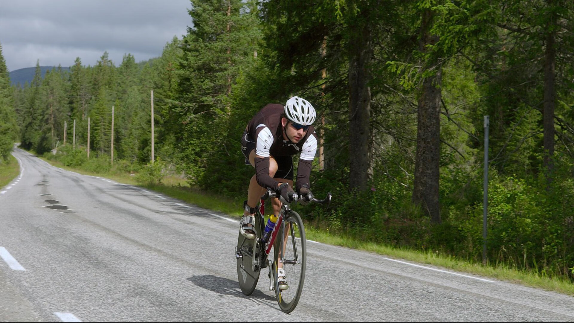 电竞少女逆袭登顶，《英雄联盟》冠军女队长走红，英雄联盟电竞圈女